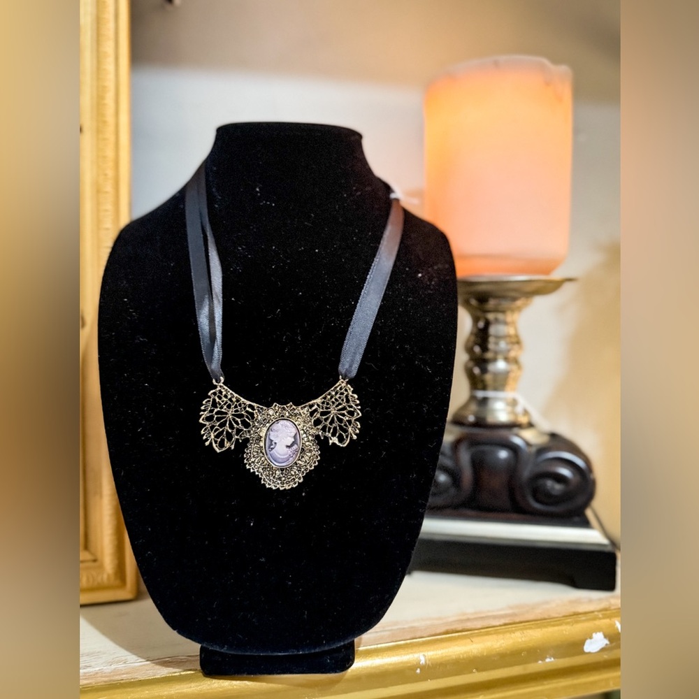 Cameo ribbon tie necklace